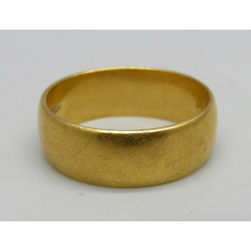 1018 - A 22ct gold wedding band ring, 6.5g, Q/R