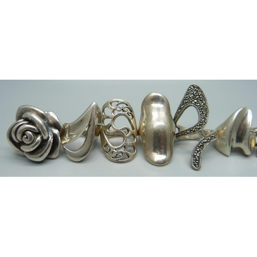 1038 - Ten large chunky silver rings, up to 40mm, 87g