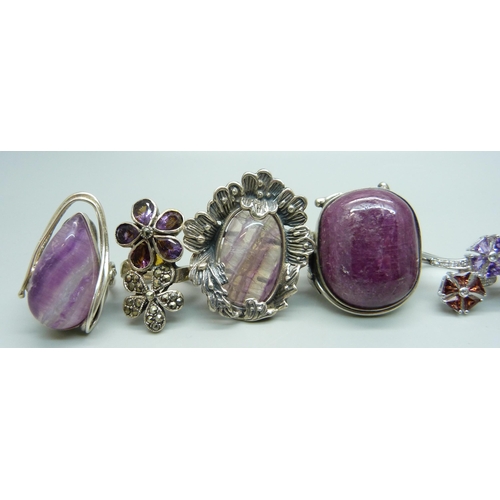 1039 - Nine large chunky silver rings including fluorite, garnet and amethyst, up to 36mm, 114g