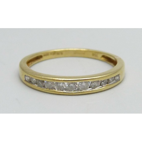 1046 - An 18ct gold half eternity ring, 0.25ct, 1.9g, M