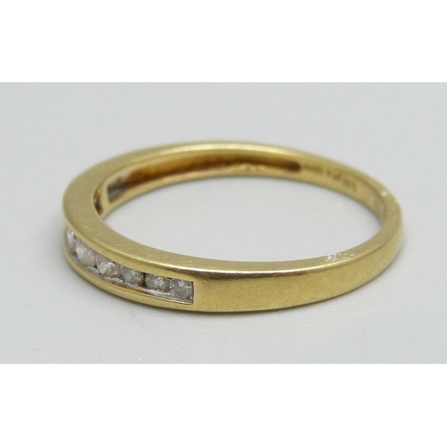 1046 - An 18ct gold half eternity ring, 0.25ct, 1.9g, M