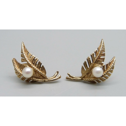 1051 - A pair of 9ct gold and pearl stud earrings, 2.2g