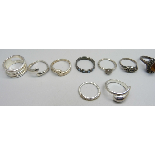 1055 - Eleven silver rings, 34g