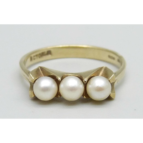 1058 - A 9ct gold ring set with three pearls, 2.2g, N