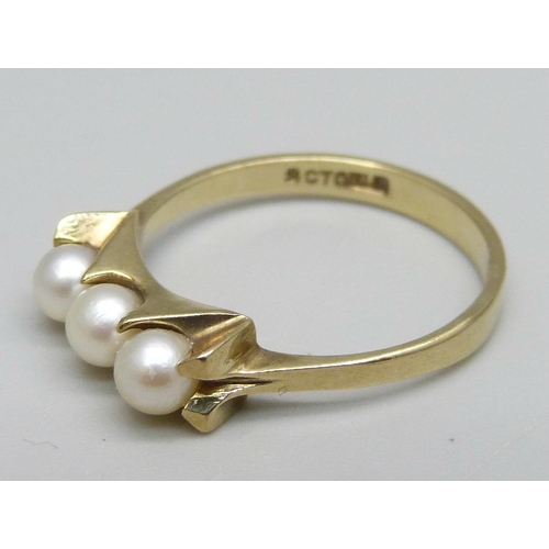 1058 - A 9ct gold ring set with three pearls, 2.2g, N