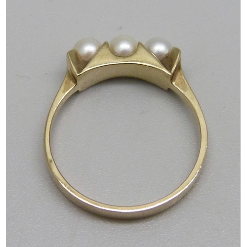 1058 - A 9ct gold ring set with three pearls, 2.2g, N