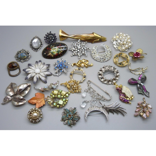 1064 - Thirty costume brooches