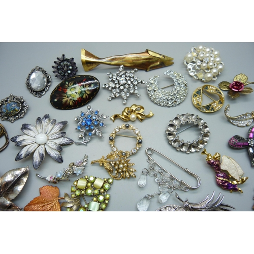 1064 - Thirty costume brooches