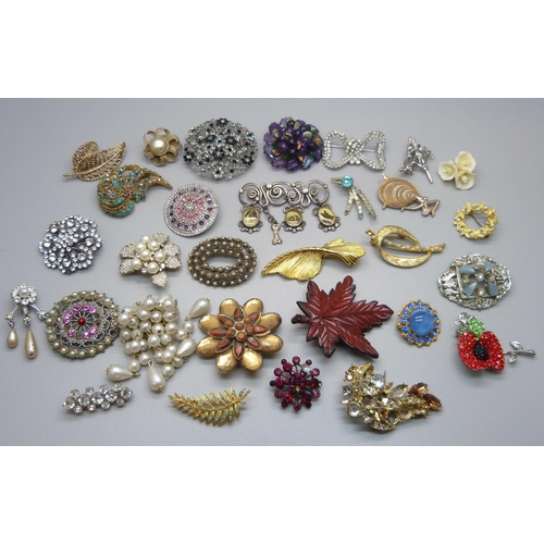 1065 - Thirty costume brooches