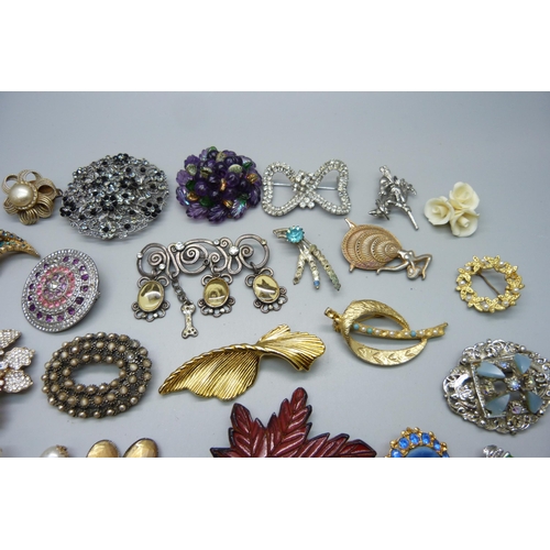 1065 - Thirty costume brooches