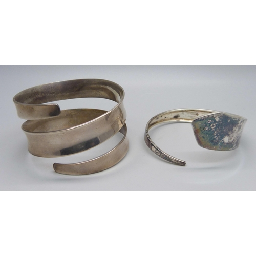 1068 - A silver bangle, 16g and an unmarked white metal bangle, 69g