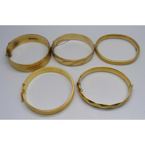 1069 - Five rolled gold on metal core bangles, 139g