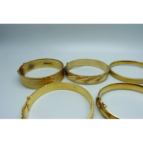 1069 - Five rolled gold on metal core bangles, 139g