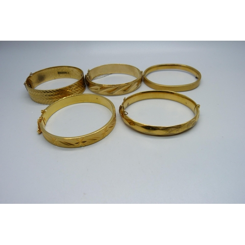 1069 - Five rolled gold on metal core bangles, 139g