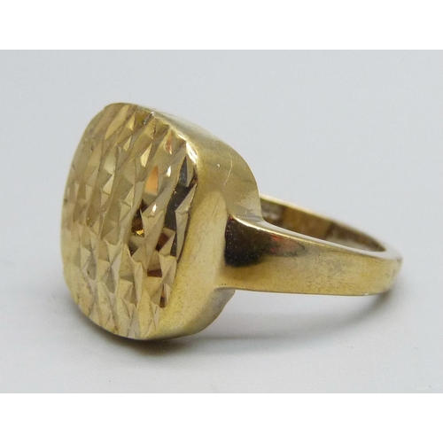 1082 - A silver gilt designer style ring, L