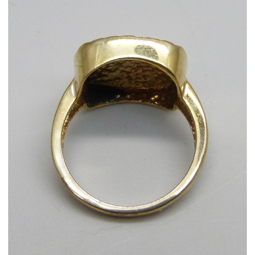 1082 - A silver gilt designer style ring, L