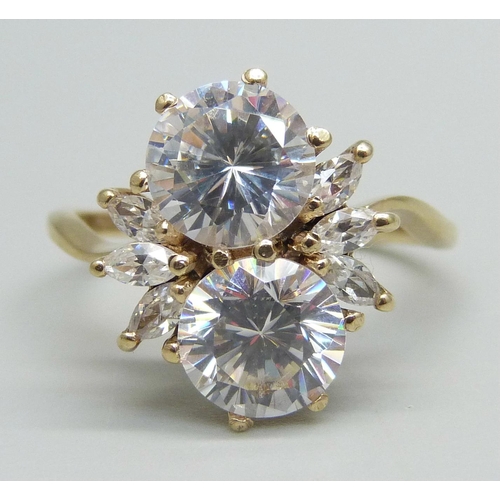 1085 - A 9ct gold and white stone cluster ring, 5.1g, U