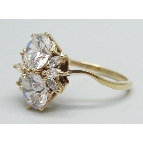 1085 - A 9ct gold and white stone cluster ring, 5.1g, U