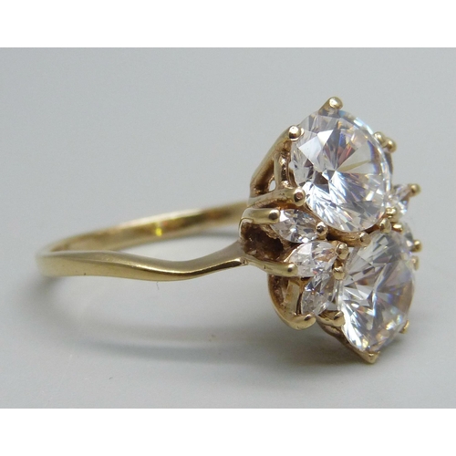 1085 - A 9ct gold and white stone cluster ring, 5.1g, U