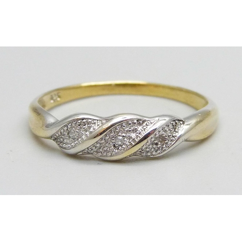 1086 - A silver gilt, three stone diamond twist ring, Q