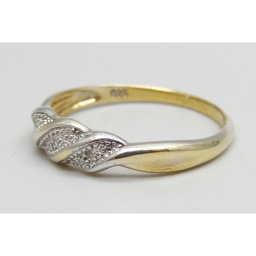 1086 - A silver gilt, three stone diamond twist ring, Q