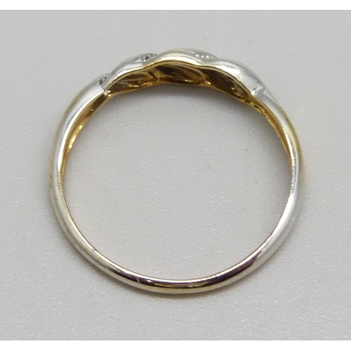 1086 - A silver gilt, three stone diamond twist ring, Q