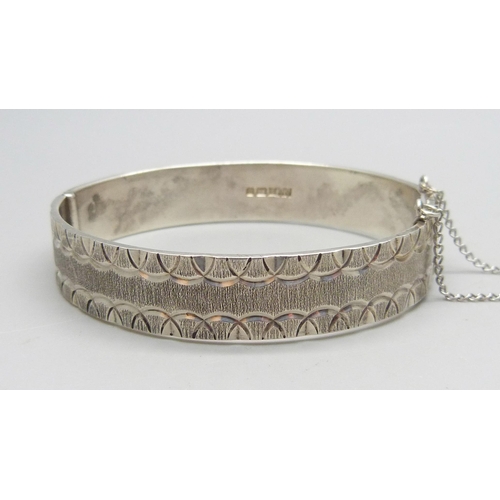 1088 - A silver bangle, Monomil Ltd., Birmingham, 1976, 35g