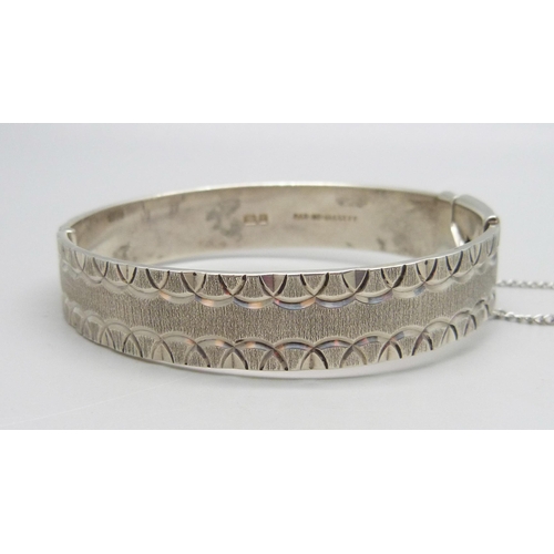 1088 - A silver bangle, Monomil Ltd., Birmingham, 1976, 35g