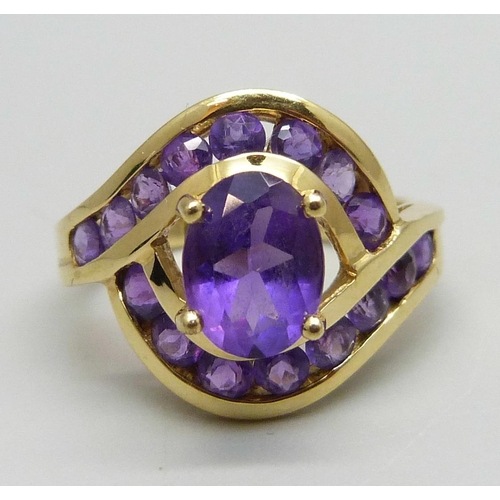 1089 - An 18ct gold, and amethyst set crossover ring, 5.1g, M/N