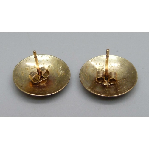 1098 - A pair of 9ct gold designer style stud earrings, 1.4g, 1.5cm