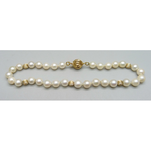 1101 - A pearl bracelet with a gold clasp marked 14k, and gold beads, 7g, approximately 20.5cm