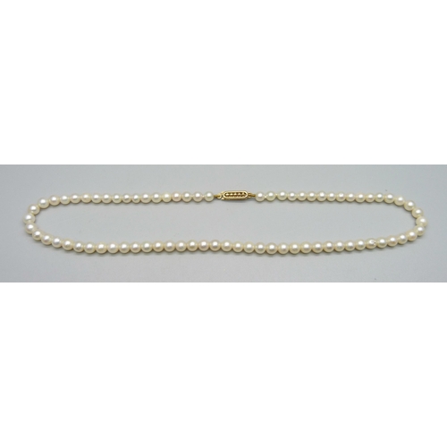 1103 - A pearl necklace with a 9k gold clasp, 12g, approximately 37cm