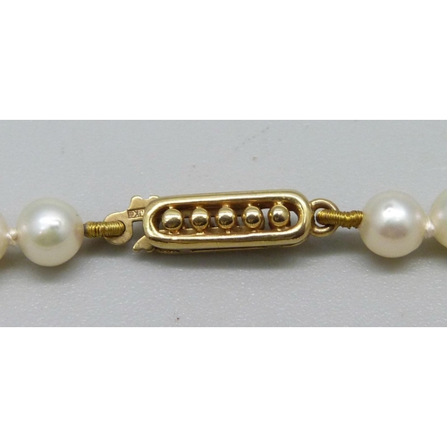 1103 - A pearl necklace with a 9k gold clasp, 12g, approximately 37cm