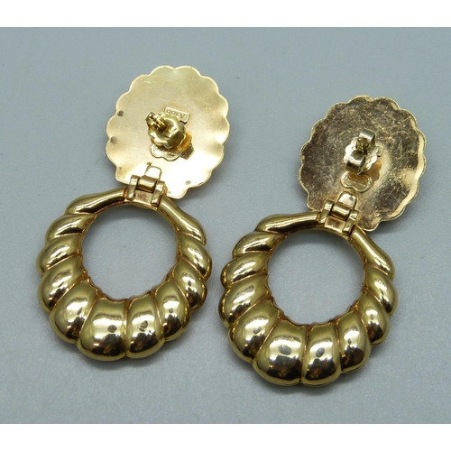 1104 - A pair of Italian 9ct gold designer earrings, signed Unoaerre, 8.2g, 4.6cm drop