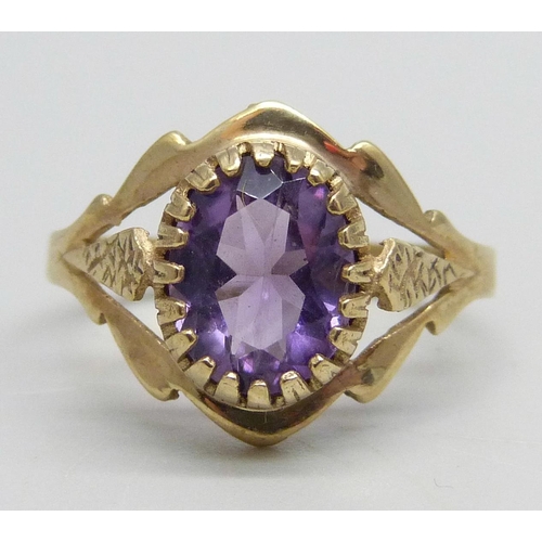 1107 - A 9ct gold and amethyst solitaire ring, 2.1g, P