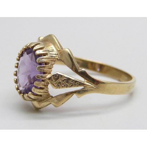 1107 - A 9ct gold and amethyst solitaire ring, 2.1g, P