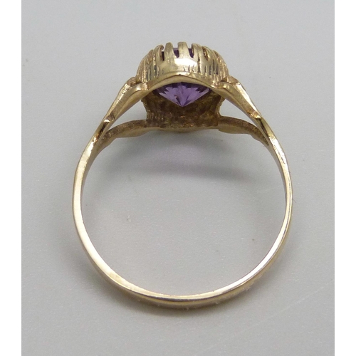 1107 - A 9ct gold and amethyst solitaire ring, 2.1g, P