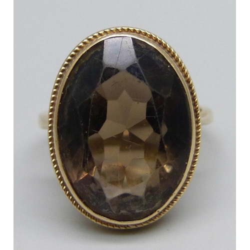 1111 - A 9ct gold and smoky quartz ring, 4.3g, M