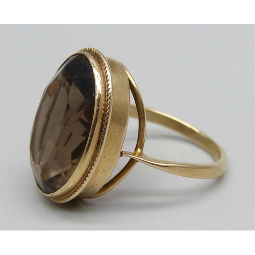 1111 - A 9ct gold and smoky quartz ring, 4.3g, M