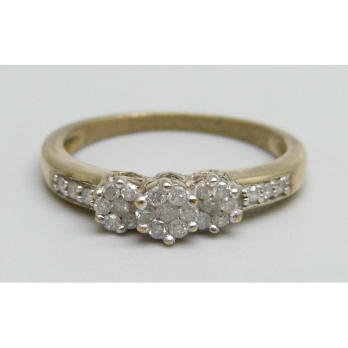 1114 - A 9ct gold ring set with three diamond clusters and diamond shoulders, 2.2g, O