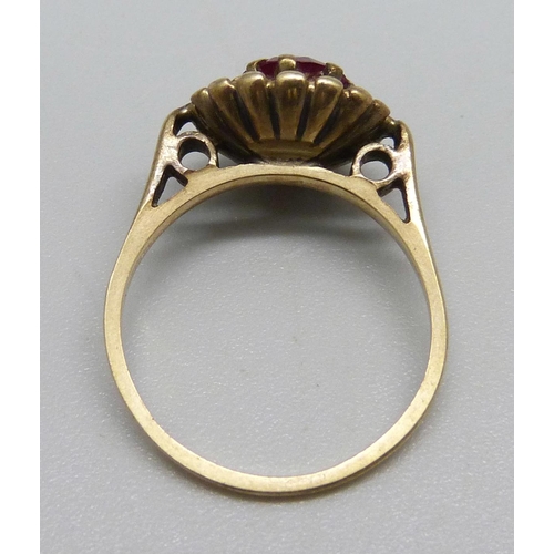 1116 - A 9ct gold ring set with a ruby, 2.7g, L