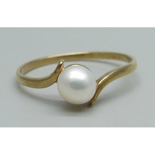 1126 - A 9ct gold ring set with a pearl, 1.2g, N