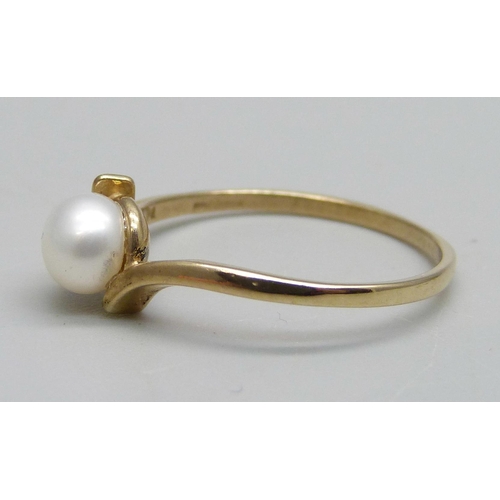 1126 - A 9ct gold ring set with a pearl, 1.2g, N