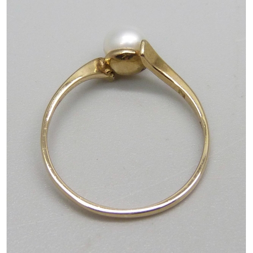 1126 - A 9ct gold ring set with a pearl, 1.2g, N