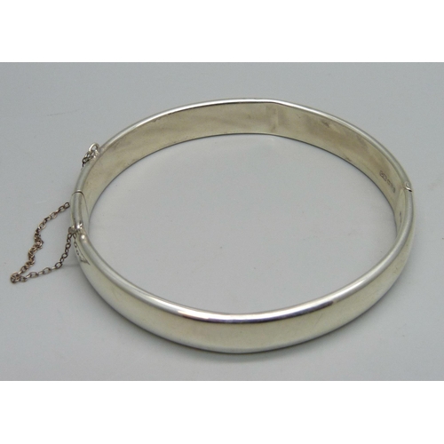 1140 - A Charles Horner silver bangle, Chester 1953, (dented and fastener a/f), 19g