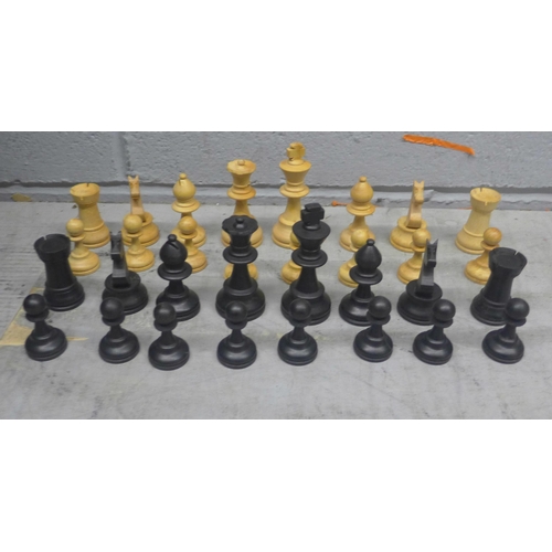 1187 - A set of K & C London chess pieces and a box of tins **PLEASE NOTE THIS LOT IS NOT ELIGIBLE FOR POST... 