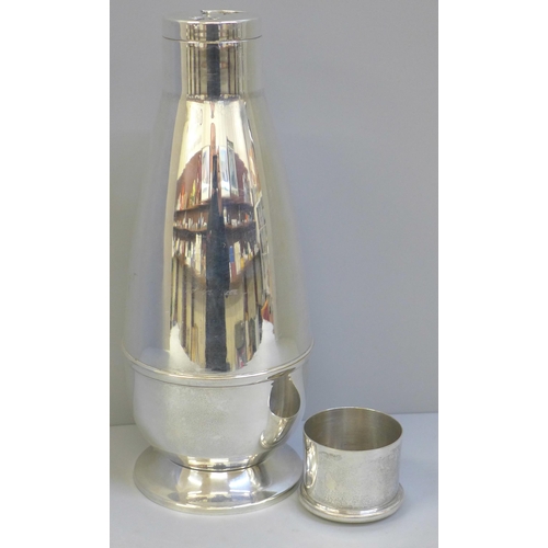 607 - A silver plated carafe/cocktail shaker, marked Industria, Argentina, 25.5cm