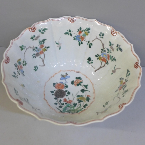 623 - A Chinese famille verte bowl, hand painted with birds and flowers, Kangxi period, diameter 21.5cm