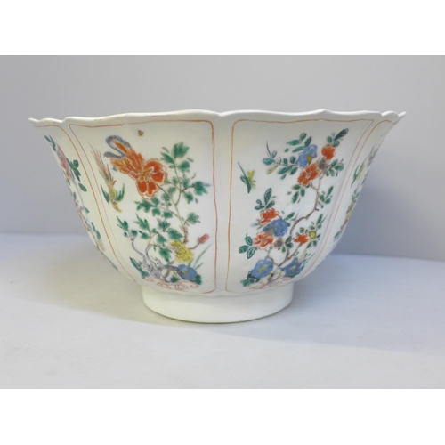 623 - A Chinese famille verte bowl, hand painted with birds and flowers, Kangxi period, diameter 21.5cm