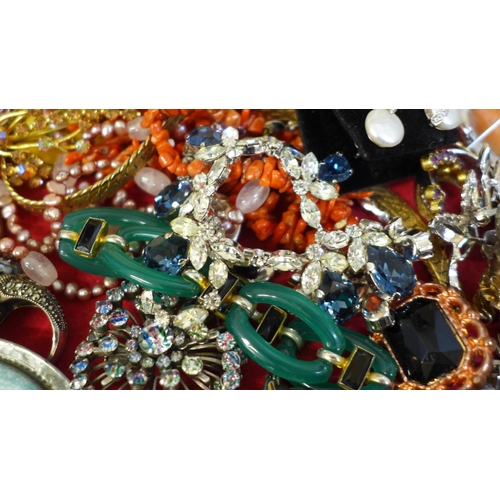 632 - Costume jewellery